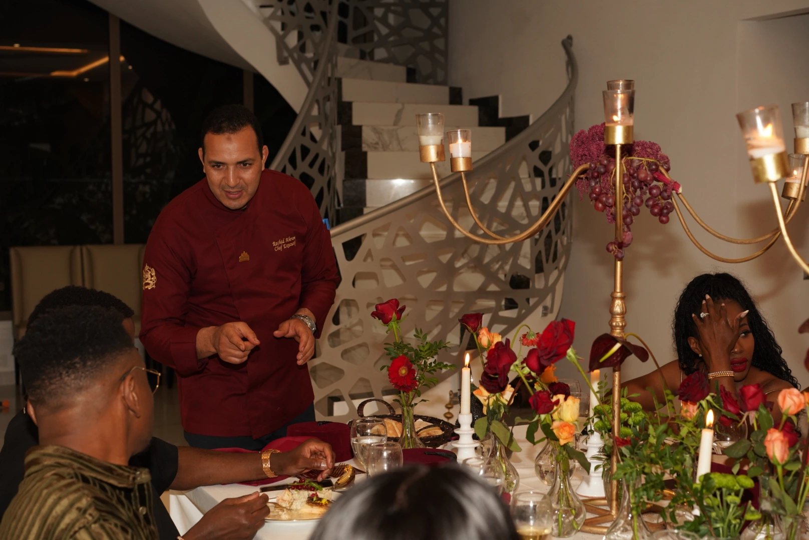 Escenario de cena romántica e íntima